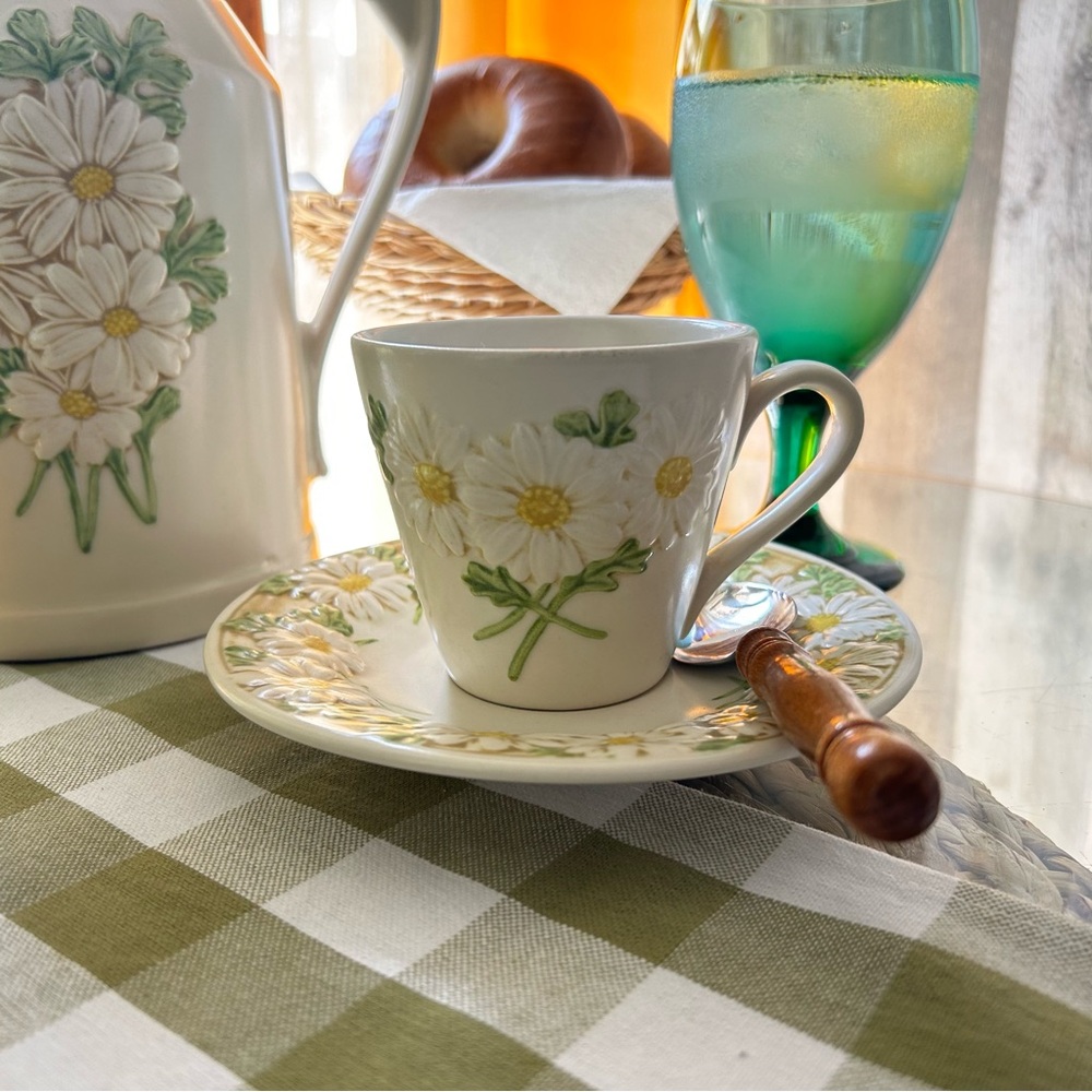 🌴Sweet Two Sets of 2 Metlox Poppytrail Vtg Sculptured Daisy Cup & Saucer-